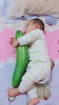 宝宝看妈妈吃瓜视频,萌态十足萌化人心